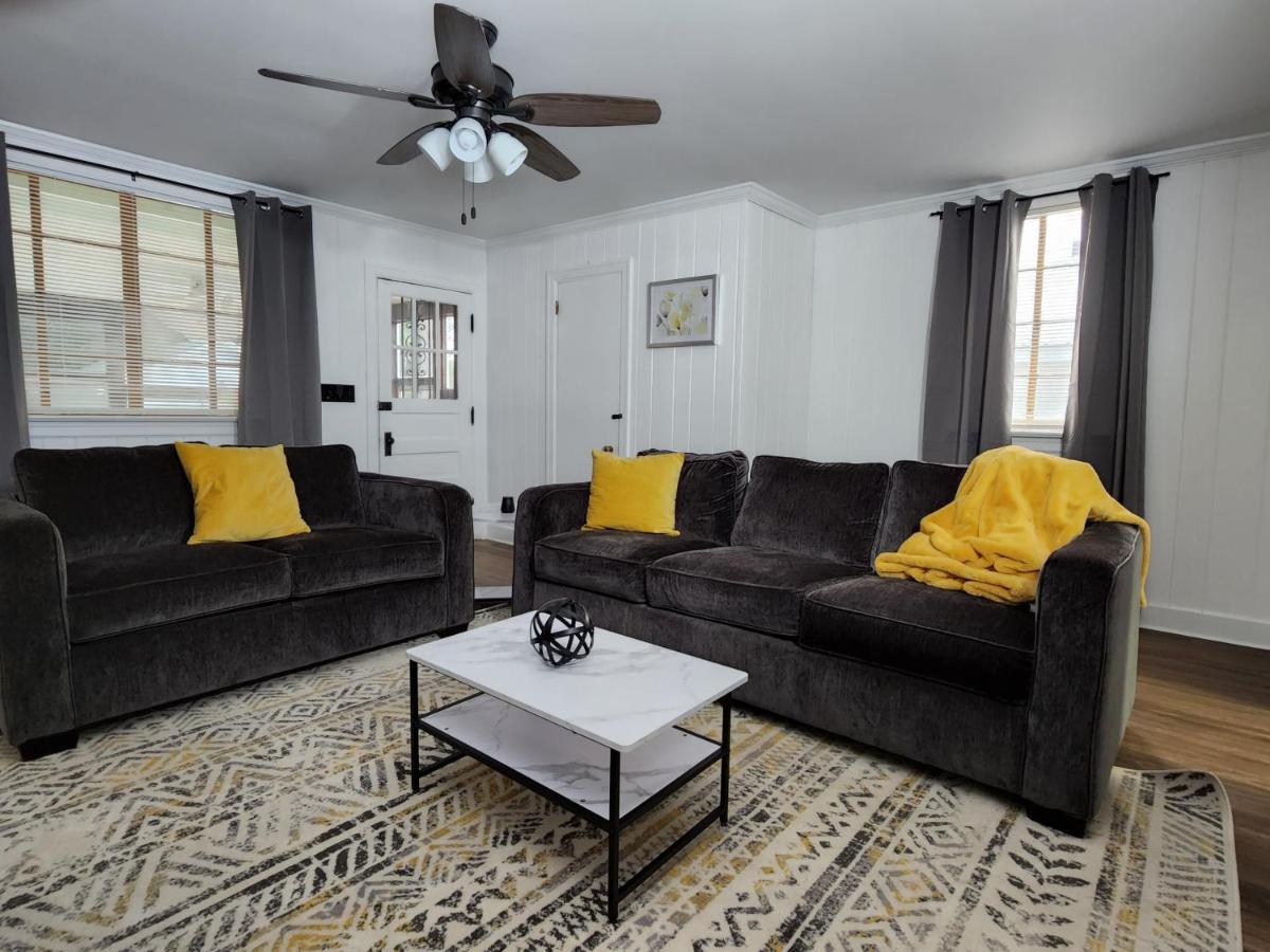 Spacious Centrally Located 3 Bed 2 Bath - Sleeps 8 Montgomery Bagian luar foto