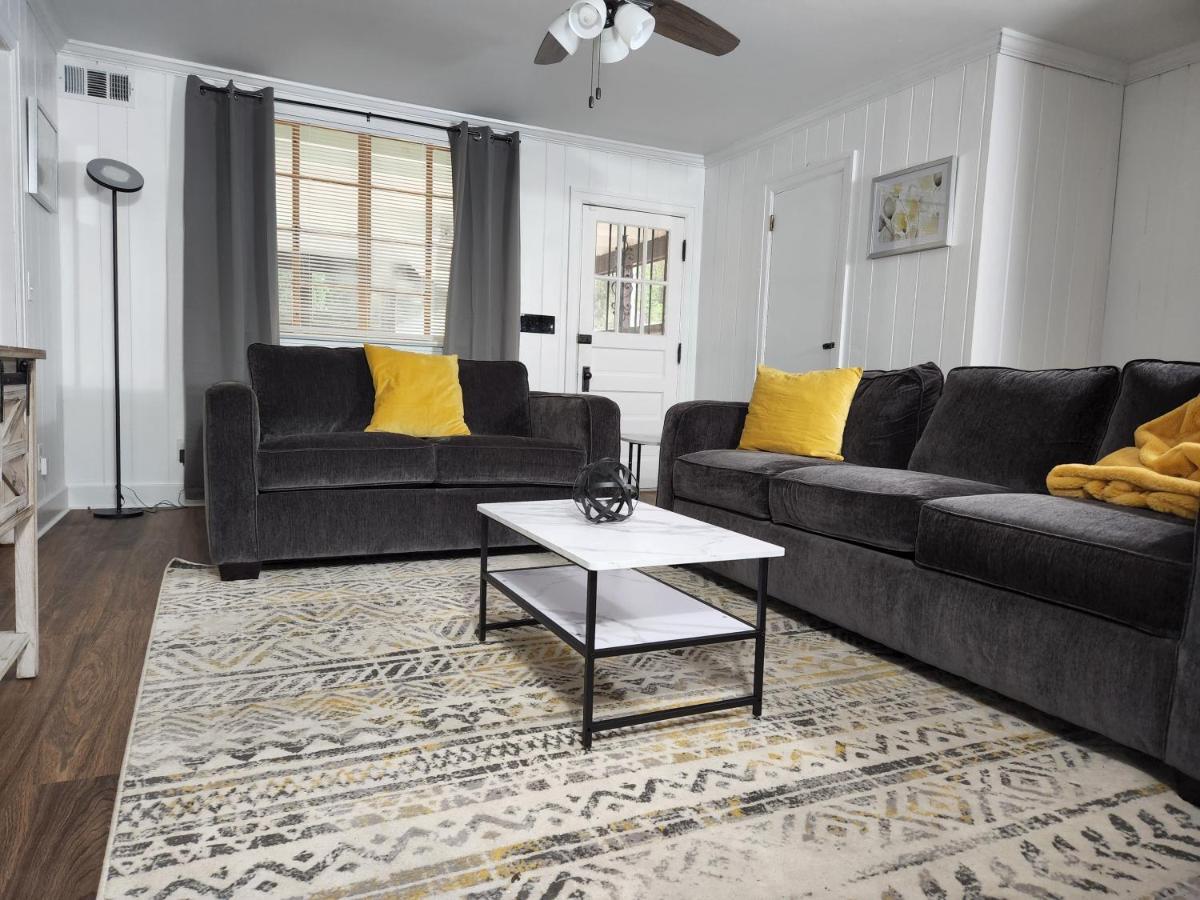 Spacious Centrally Located 3 Bed 2 Bath - Sleeps 8 Montgomery Bagian luar foto